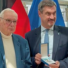 Ulrich L. Rohde und Markus Söder mit dem Verdienstorden in der Bayerischen Staatskanzlei