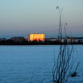 Blick vom Garchinger See aus auf den Neubau des LRZ