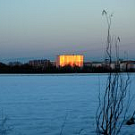 Blick vom Garchinger See aus auf den Neubau des LRZ