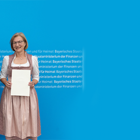 Minister Füracker mit den beiden Preisträgerinnen