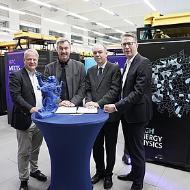 Pressebild: Vertragsunterzeichnung für neuen Supercomputer „Blue Lion“ am Leibniz-Rechenzentrum, v.l.n.r. Marc Fischer, Deutschlandchef Hewlett Packard Enterprise, Dr. Markus Söder, MdL, Bayerischer Ministerpräsident, Prof. Dieter Kranzlmüller, Vorsitzender des Direktoriums des Leibniz-Rechenzentrums der BAdW, Markus Blume, MdL, Bayerischer Staatsminister für Wissenschaft und Kunst, © Alessandro Podo / LRZ