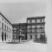 Schwarzweiß-Aufnahme des neuen Domizils der Akademie am (ehemaligen) Marstallplatz