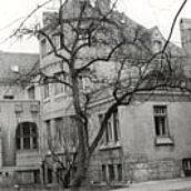 Schwarzweiß-Aufnahme des provisorischen Domizils der Akademie in der Maria-Josepha-Straße 11, München