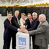 Gruppenfoto der Mitarbeiter und Mitarbeiterinnen des LRZs bei der Inbetriebnahme der Phase 2 des SuperMUC