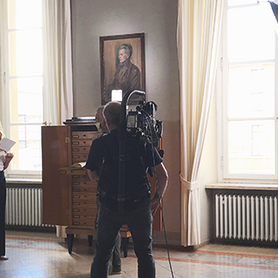 Brigitte Hobmeier und das Filmteam beim Dreh in der Vorbibliothek der Akademie