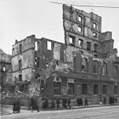 Schwarzweiß-Aufnahme des zerstörten Akademiegebäudes an der Neuhauser Straße